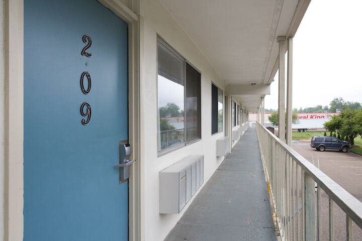 Ballroom/Hall 28 of 29