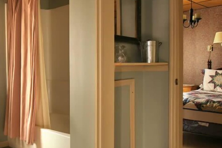 Room 28 of 40