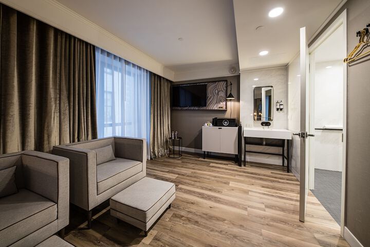 Room 32 of 43