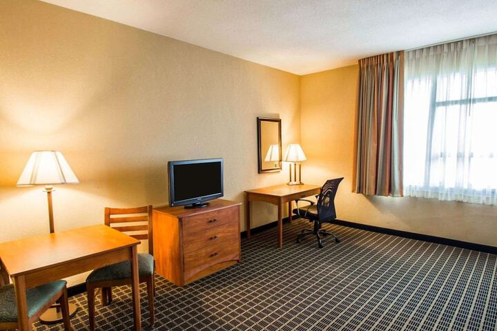 Clarion Inn & Suites Miami International Airport