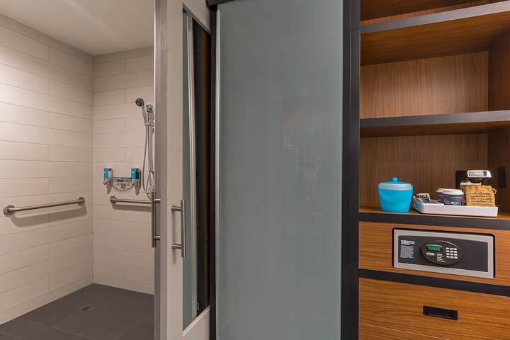 Room 4 of 28