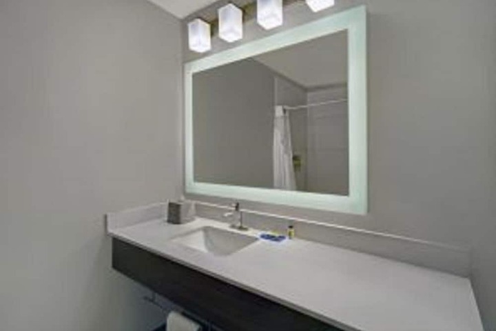 Holiday Inn Express & Suites Detroit Dearborn by IHG