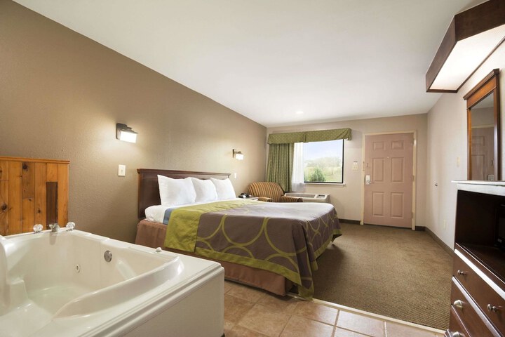 Room 10 of 16