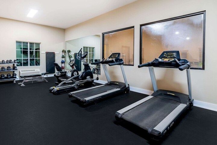 La Quinta Inn & Suites by Wyndham DFW Airport West - Bedford