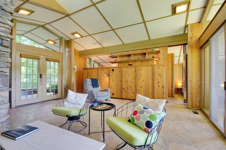 Tranquil Mid-century Modern Cottage w / Forest View