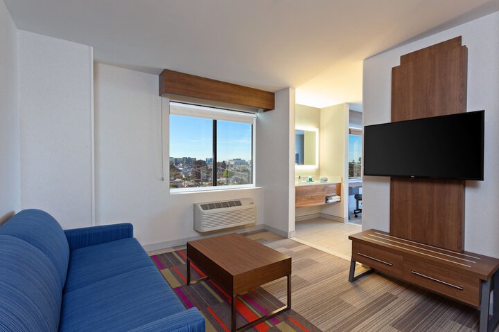 Room 9 of 38