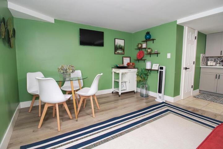 Exceptional & Central Garden Suite, Top Amenities & Care!