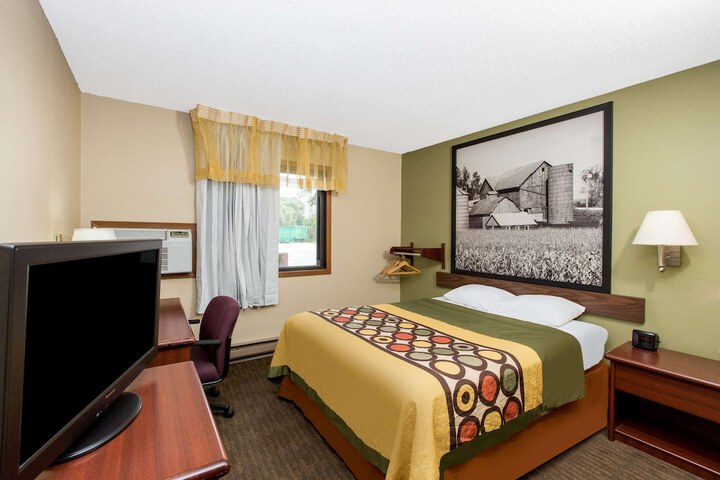 Room 9 of 16