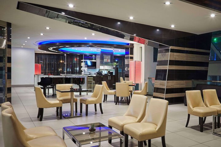 Lounge 38 of 43