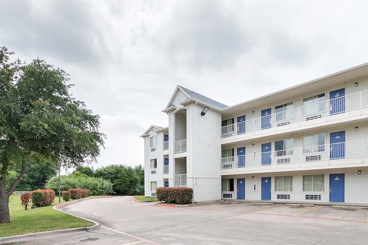 Motel 6 Grand Prairie TX - Near Six Flags Drive