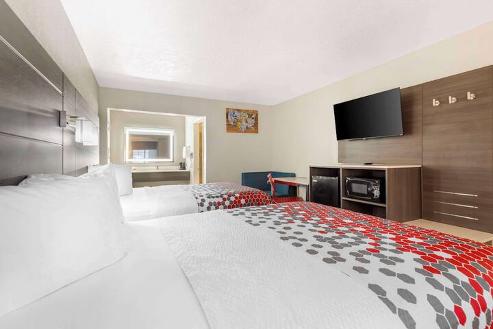 Econo Lodge Inn & Suites Near Lackland AFB