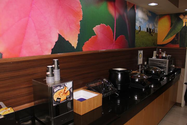 Breakfast/Coffee Service 80 of 104