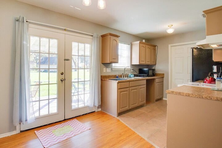 Waterfront Lake Fork Getaway w / Dock Access
