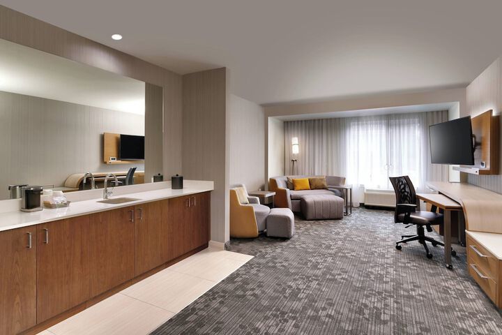 Lounge 35 of 44