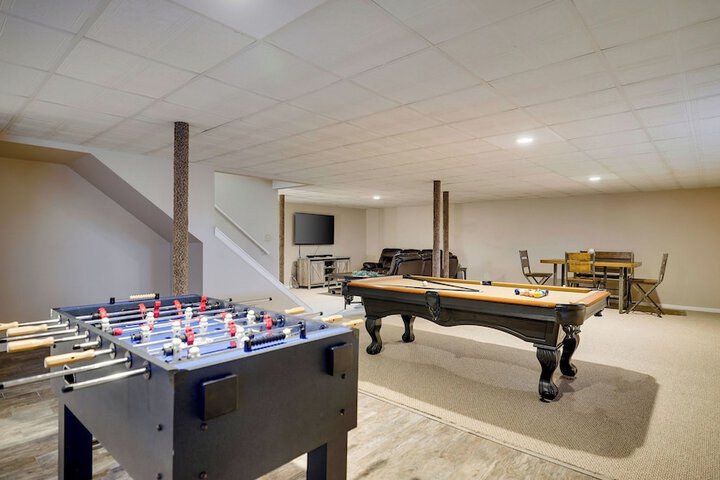 The Nest at Pinecrest by Avantstay Spacious Deck Game Room, Fire Pit