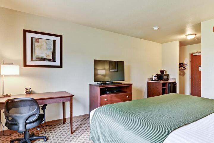 Castle Rock Inn & Suites