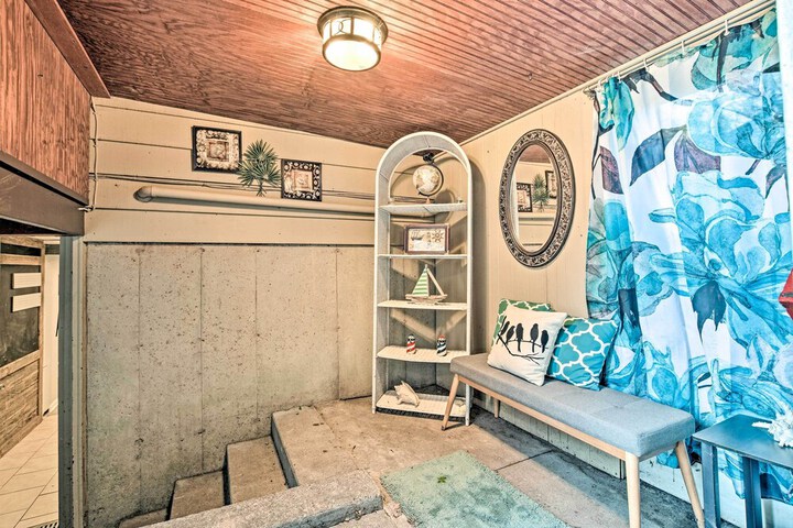 Lakefront Home w / Game Room Theater & Dock!