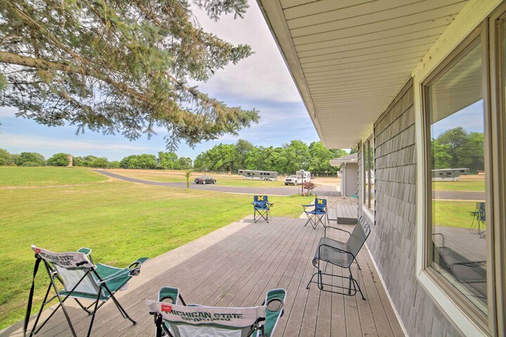 Near Boat Launch: Pet-friendly Grass Lake Getaway