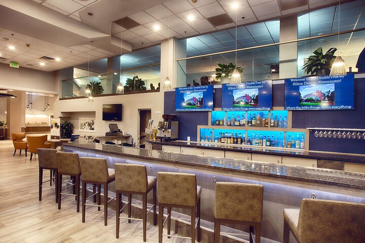 Lounge 44 of 49