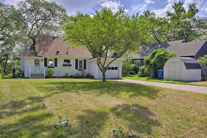 Cozy Plymouth Cottage w / Medicine Lake View!
