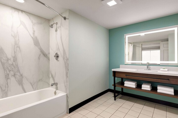 Wingate by Wyndham Green Bay / Airport