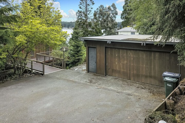 PNW MCM 155ft Private Waterfront Gem on Raft Island w / Hot Tub 3 Bedroom Home by RedAwning