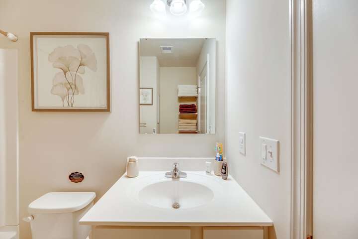 Sunlit Milford Townhome 2 Mi to Riverwalk!