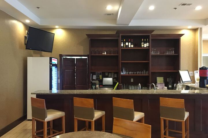 Lounge 70 of 82