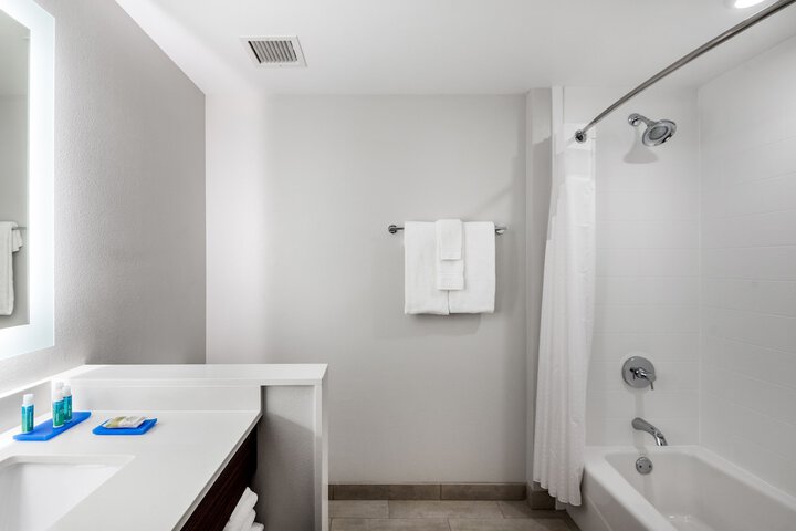 Holiday Inn Express & Suites Santa Ana - Orange County by IHG