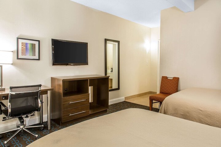 Quality Inn & Suites Middletown - Newport