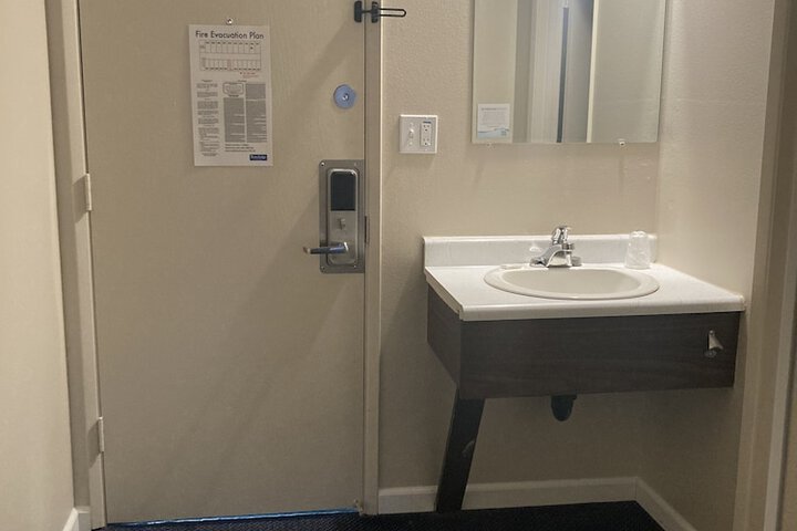 Room 12 of 25