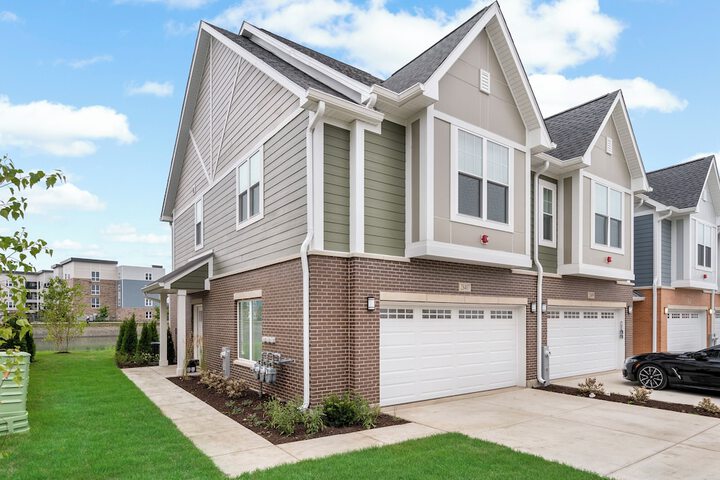 Spacious 4BR Warrenville Home- Rep 1