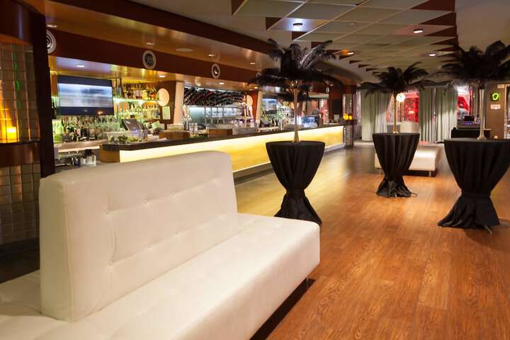 Lounge 41 of 46