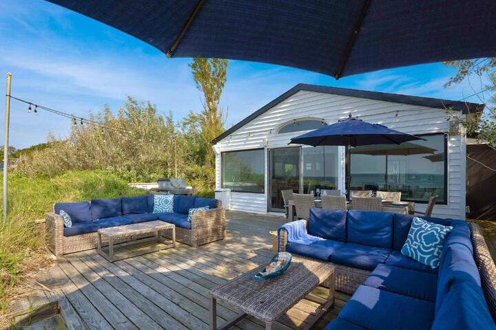 Chic Beach House: Waterfront Vineyards, Hot Tub
