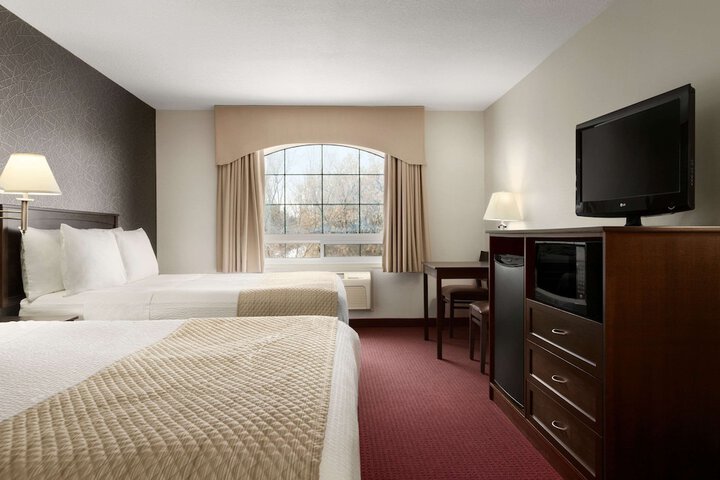 Days Inn & Suites by Wyndham Brandon