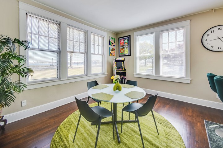 Waterfront Portsmouth Apt: 1 / 2 Mi to Dtwn & Ferry