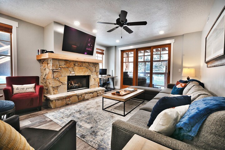 Town Pointe B101 3 Bedroom Condo by RedAwning