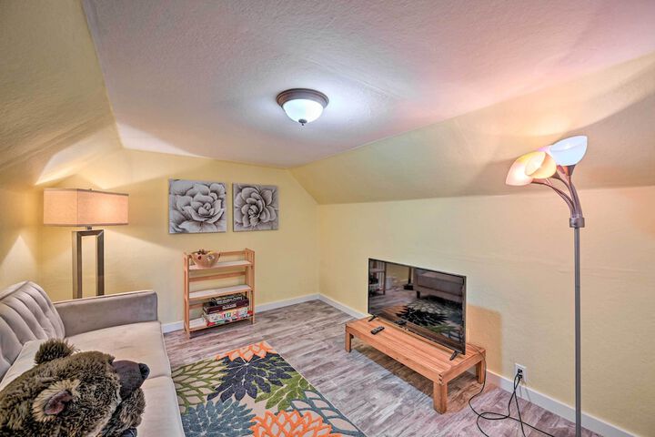 Family-friendly Kirkland Home 1 Mi to Downtown