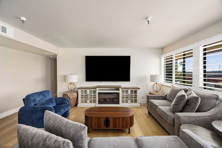 456 Embarcadero Inn & Suites
