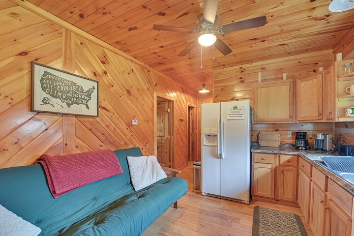 Pet-friendly Cabin w / Hot Tub in Daniel Boone NF
