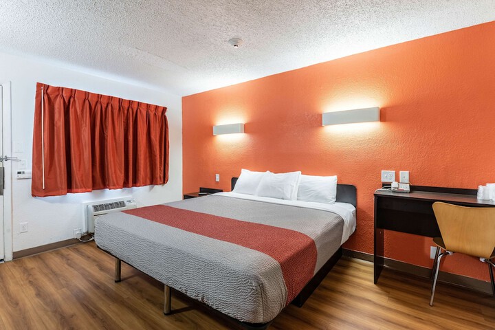 Room 16 of 38