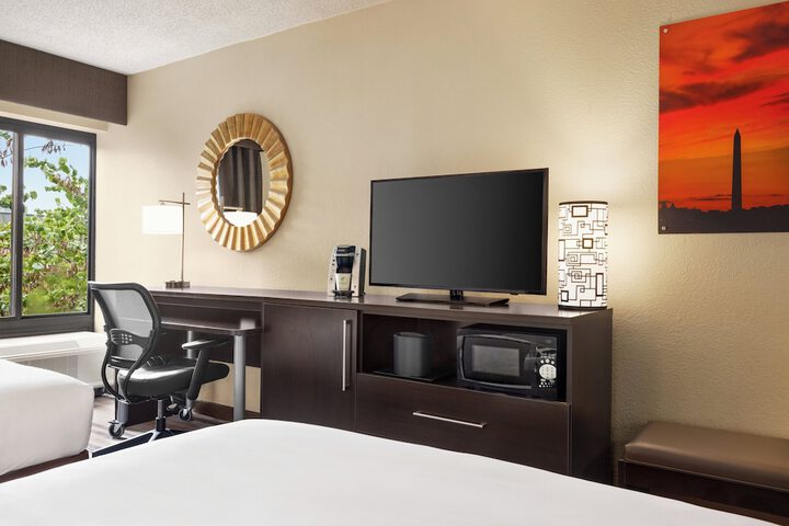 Holiday Inn Washington-Dulles International Airport by IHG