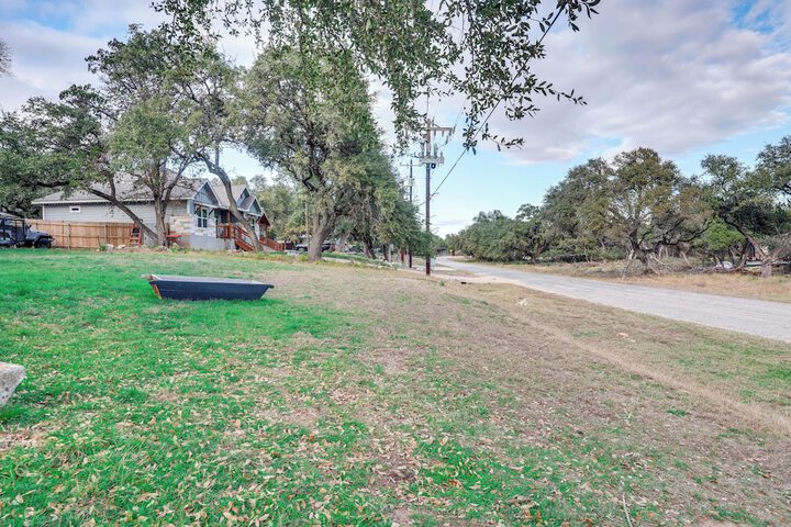 Cozy Couples Cottage w / View Near Canyon Lake!