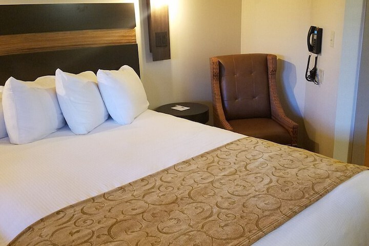 Room 5 of 9