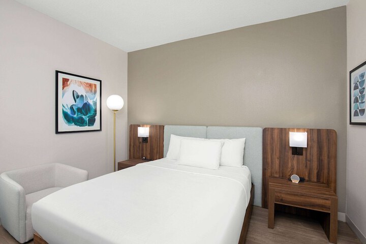 Room 32 of 83