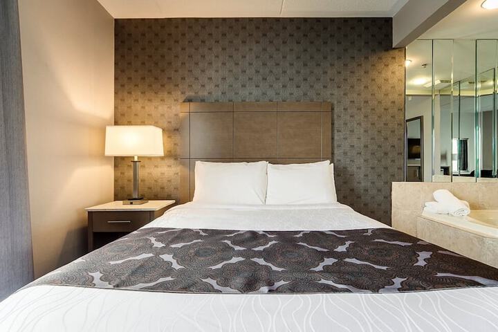 Monte Carlo Inn - Brampton Suites