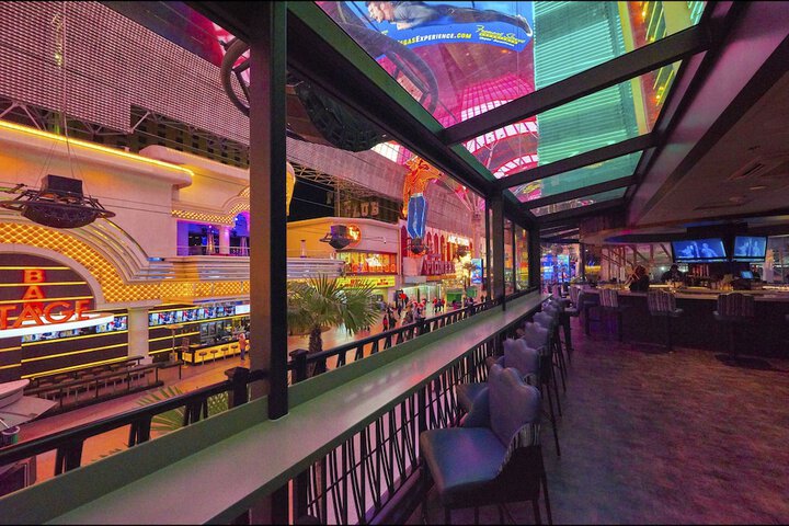 Lounge 31 of 41