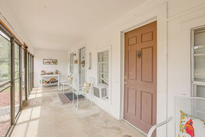 Clanton Cottage w / Charcoal Grill & Porch!