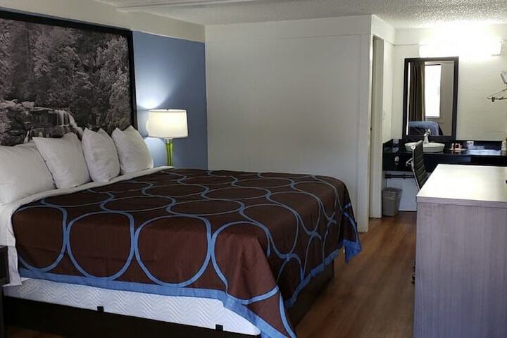 Room 10 of 16