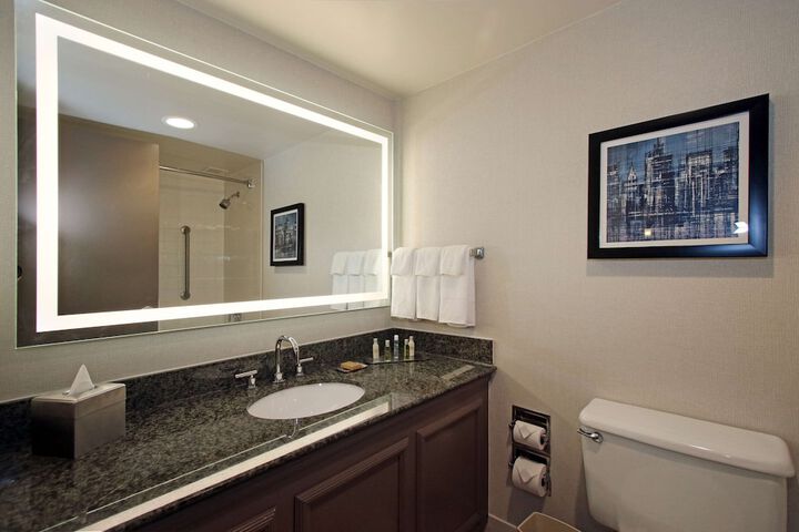 DoubleTree by Hilton Hotel Newark Airport